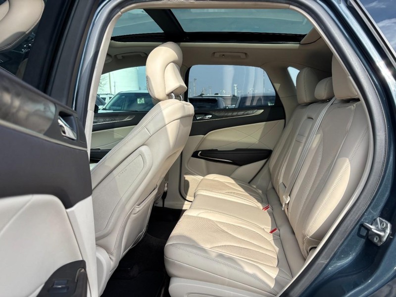 Lincoln MKC Vehicle Full-screen Gallery Image 12