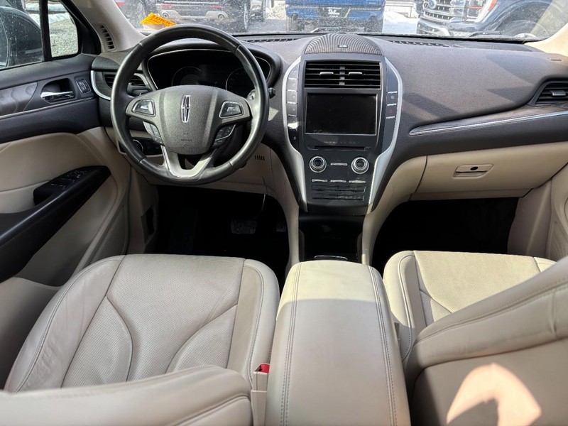 Lincoln MKC Vehicle Full-screen Gallery Image 14