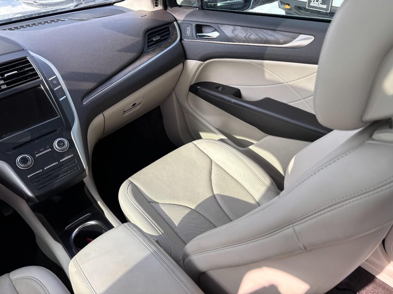 Lincoln MKC Vehicle Full-screen Gallery Image 15