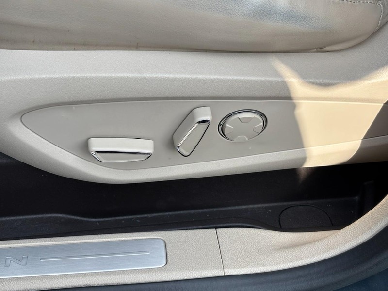 Lincoln MKC Vehicle Full-screen Gallery Image 16