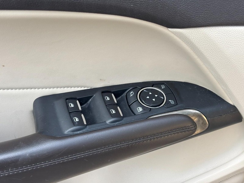 Lincoln MKC Vehicle Full-screen Gallery Image 17