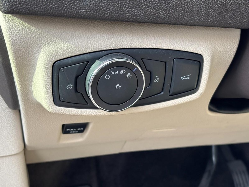 Lincoln MKC Vehicle Full-screen Gallery Image 18