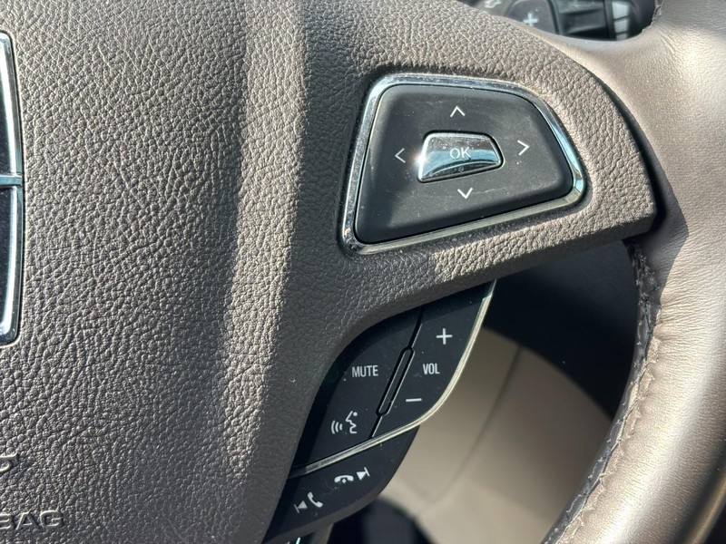 Lincoln MKC Vehicle Full-screen Gallery Image 21