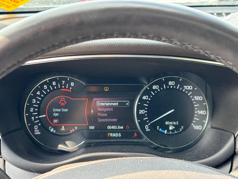 Lincoln MKC Vehicle Full-screen Gallery Image 22