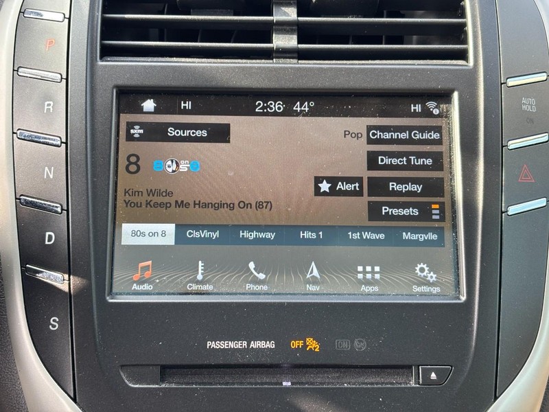 Lincoln MKC Vehicle Full-screen Gallery Image 23