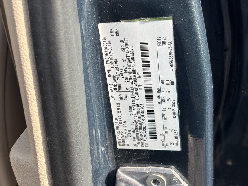 Lincoln MKC Vehicle Full-screen Gallery Image 27