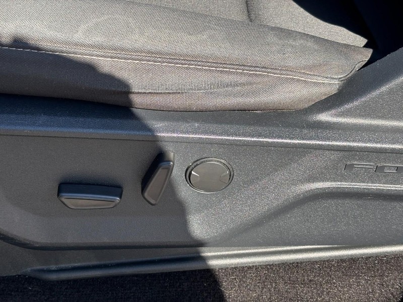 Ford F-150 Vehicle Full-screen Gallery Image 16