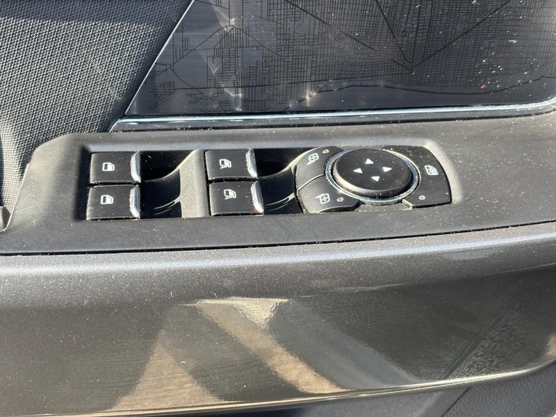 Ford F-150 Vehicle Full-screen Gallery Image 17