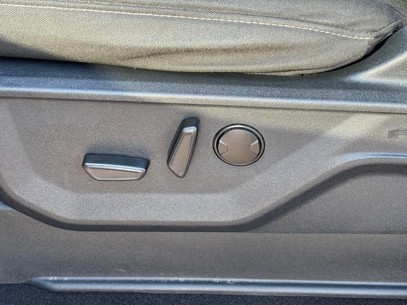 Ford F-150 Vehicle Full-screen Gallery Image 16