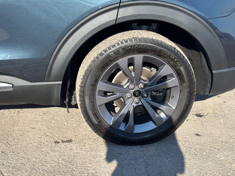 Ford Explorer Vehicle Full-screen Gallery Image 11