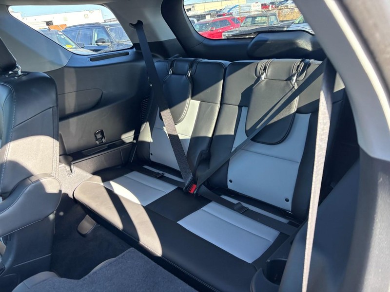 Ford Explorer Vehicle Full-screen Gallery Image 13