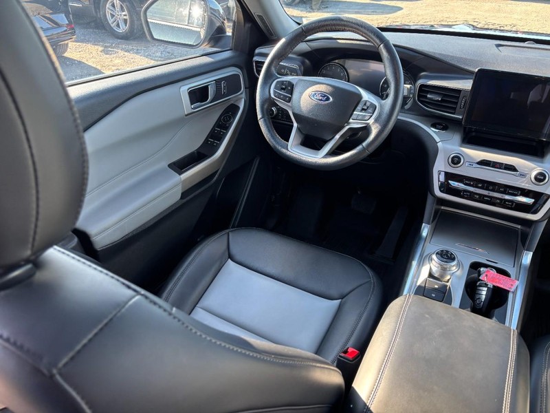 Ford Explorer Vehicle Full-screen Gallery Image 14