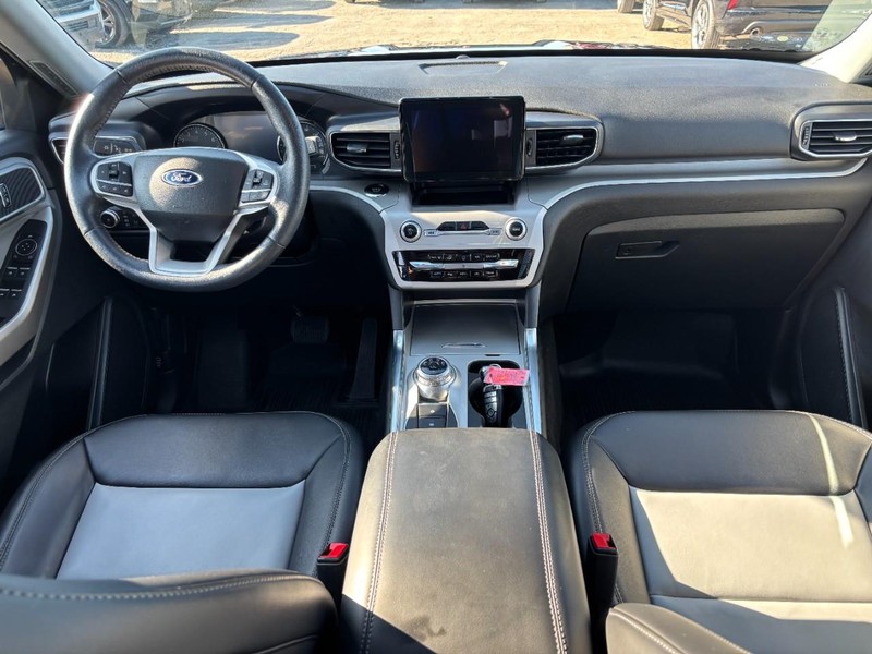 Ford Explorer Vehicle Full-screen Gallery Image 15