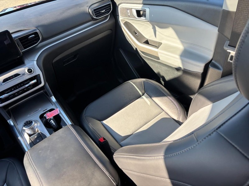 Ford Explorer Vehicle Full-screen Gallery Image 16