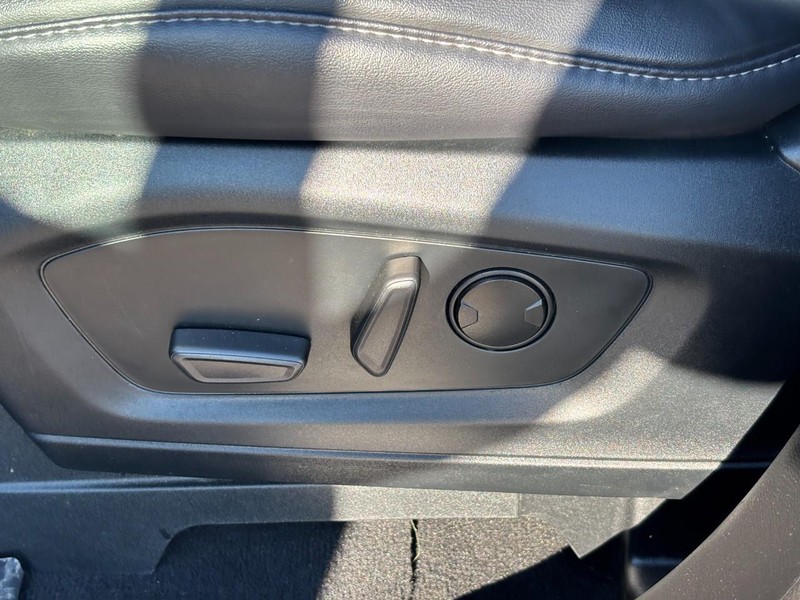 Ford Explorer Vehicle Full-screen Gallery Image 17