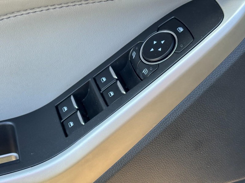 Ford Explorer Vehicle Full-screen Gallery Image 18