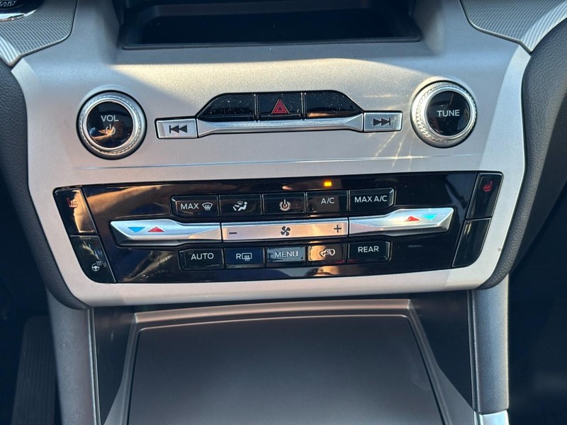 Ford Explorer Vehicle Full-screen Gallery Image 26