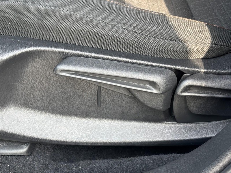 Honda HR-V Vehicle Full-screen Gallery Image 16