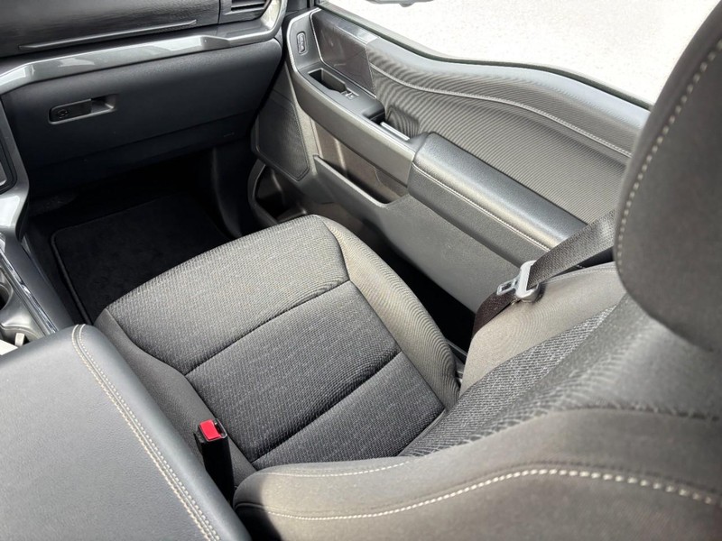 Ford F-150 Vehicle Full-screen Gallery Image 16