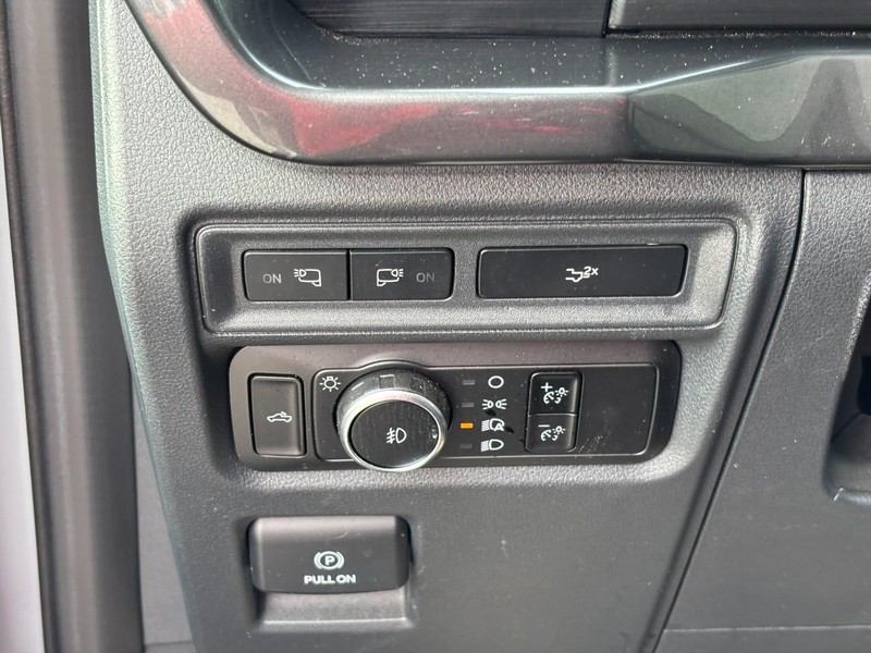 Ford F-150 Vehicle Full-screen Gallery Image 19