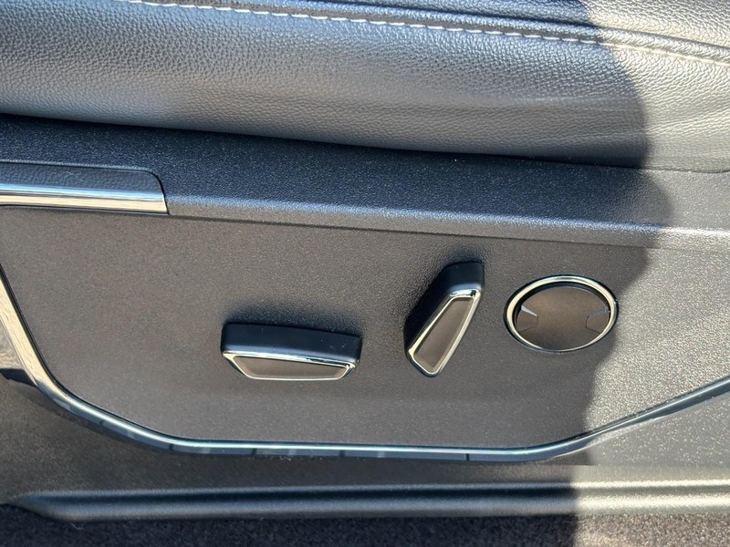 Ford F-150 Vehicle Full-screen Gallery Image 16