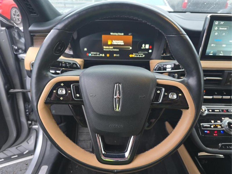 Lincoln Corsair Vehicle Full-screen Gallery Image 05