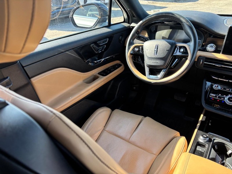 Lincoln Corsair Vehicle Image 13