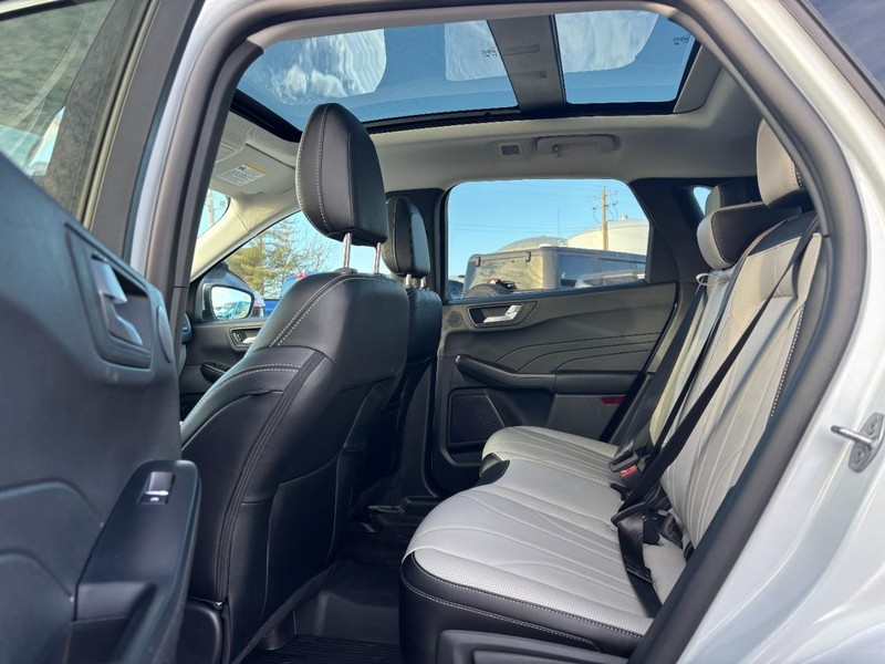 Ford Escape Vehicle Full-screen Gallery Image 12