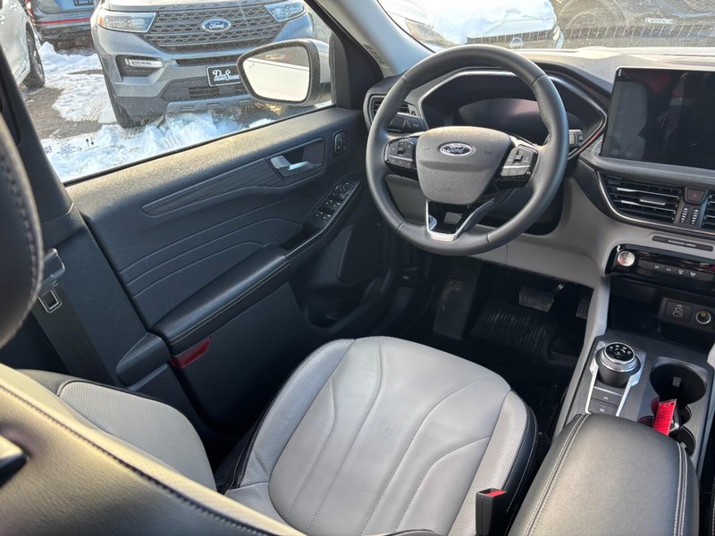 Ford Escape Vehicle Full-screen Gallery Image 13