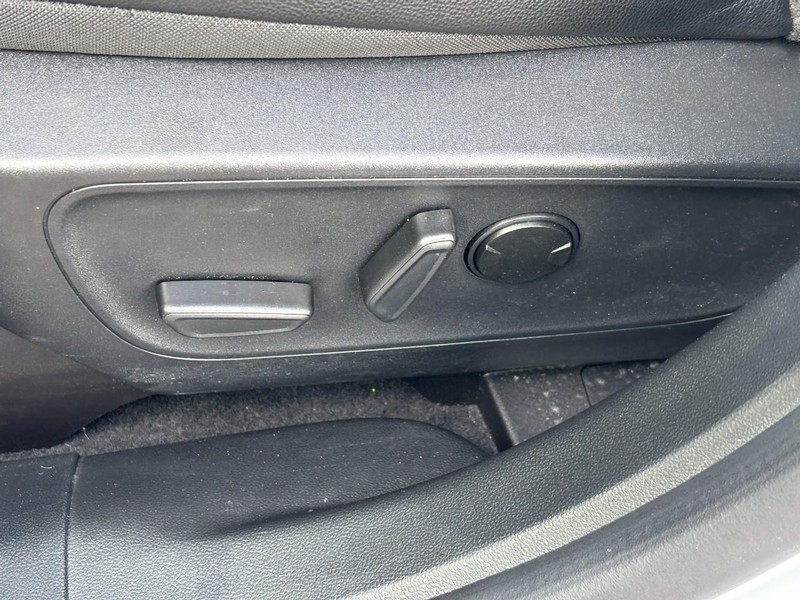 Ford Escape Vehicle Full-screen Gallery Image 16