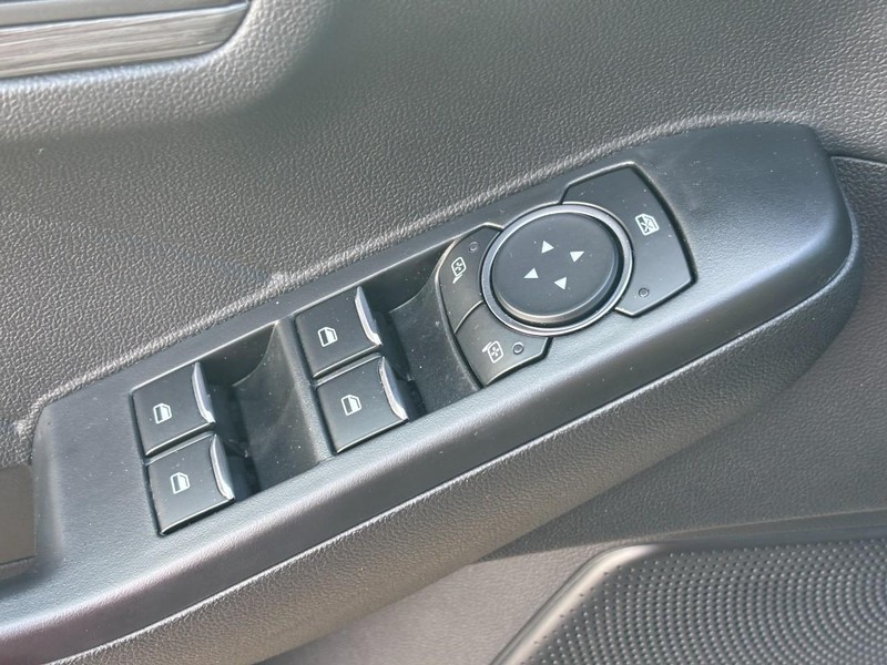 Ford Escape Vehicle Full-screen Gallery Image 17