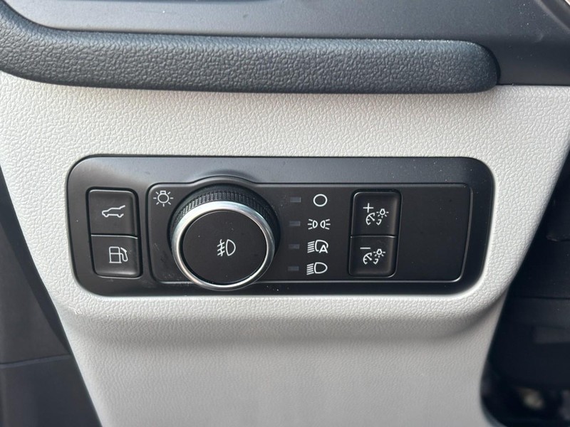 Ford Escape Vehicle Full-screen Gallery Image 18