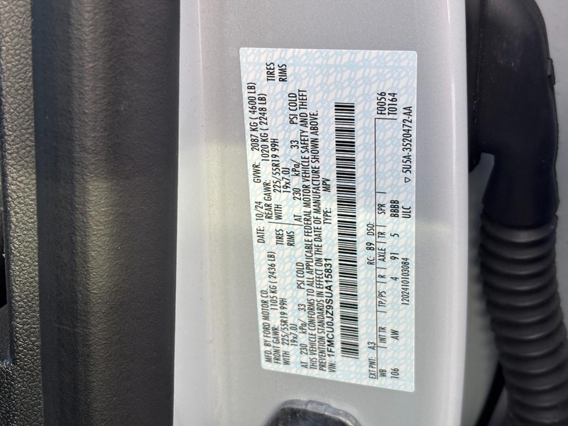 Ford Escape Vehicle Full-screen Gallery Image 26