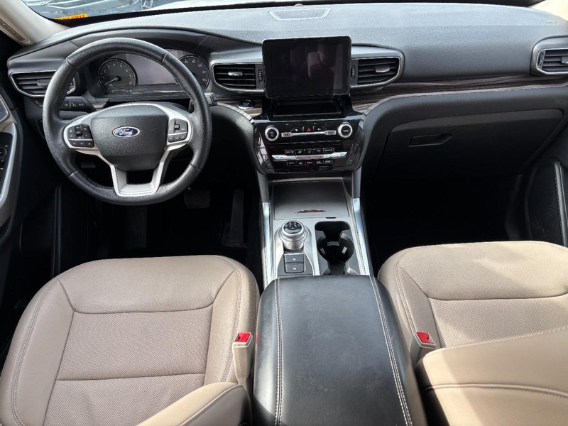 Ford Explorer Vehicle Full-screen Gallery Image 14