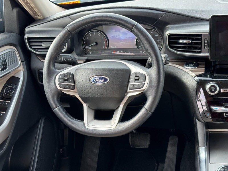 Ford Explorer Vehicle Full-screen Gallery Image 15