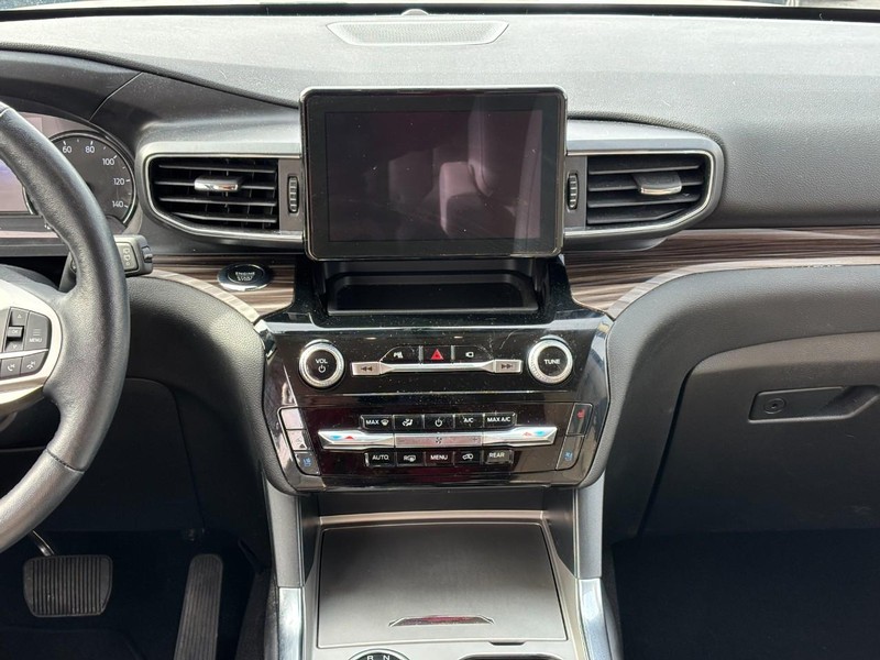 Ford Explorer Vehicle Full-screen Gallery Image 16