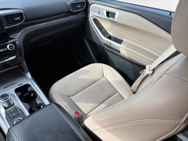 Ford Explorer Vehicle Full-screen Gallery Image 17