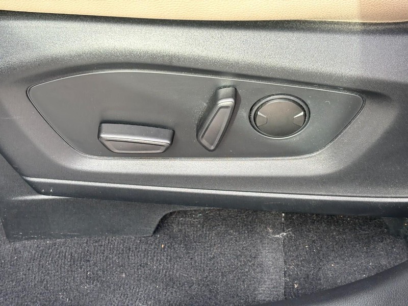 Ford Explorer Vehicle Full-screen Gallery Image 18