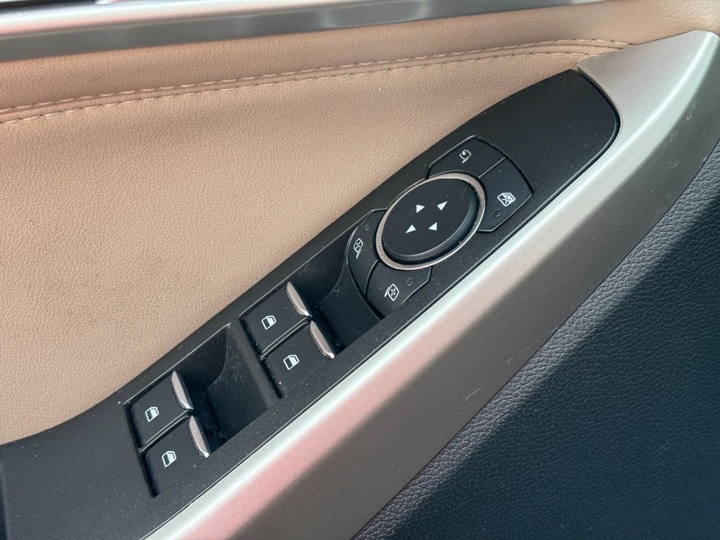 Ford Explorer Vehicle Full-screen Gallery Image 19