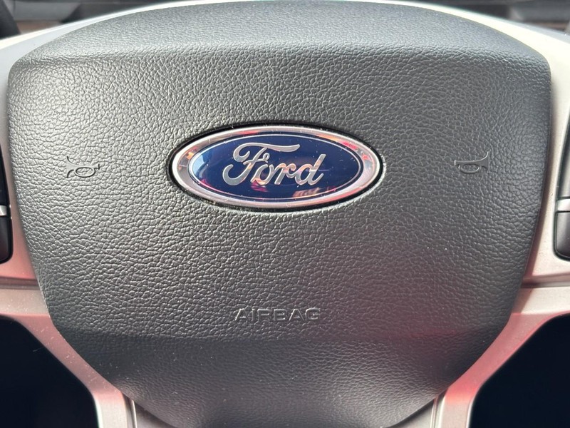 Ford Explorer Vehicle Full-screen Gallery Image 22