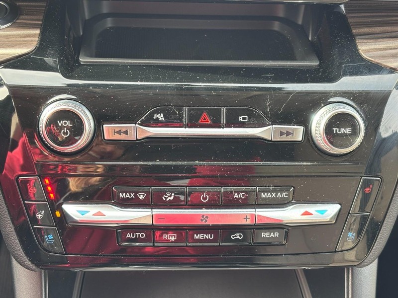 Ford Explorer Vehicle Full-screen Gallery Image 27