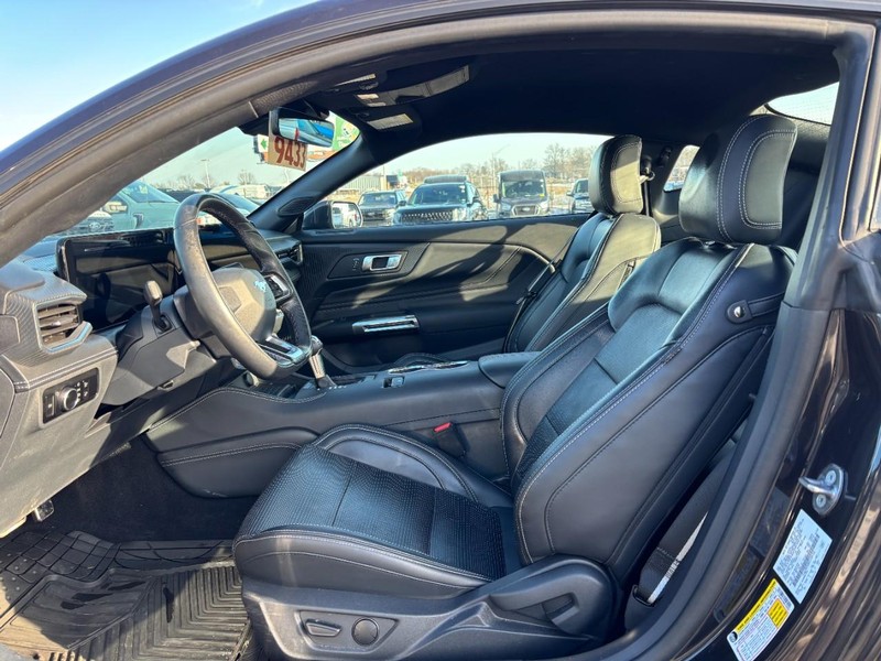 Ford Mustang Vehicle Full-screen Gallery Image 13