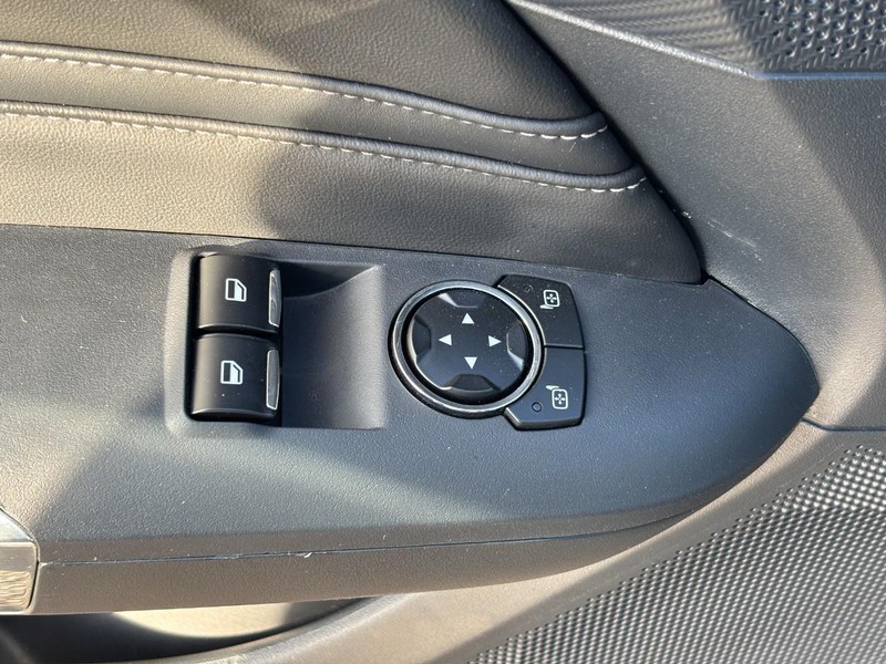 Ford Mustang Vehicle Full-screen Gallery Image 16