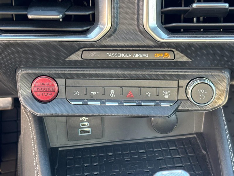 Ford Mustang Vehicle Full-screen Gallery Image 24