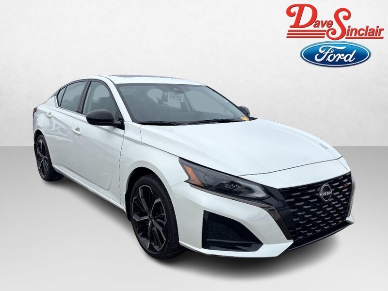 Nissan Altima Vehicle Full-screen Gallery Image 04