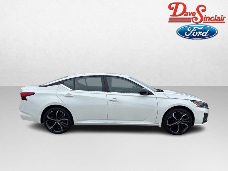 Nissan Altima Vehicle Full-screen Gallery Image 05