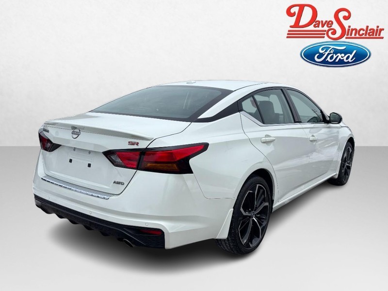 Nissan Altima Vehicle Full-screen Gallery Image 07