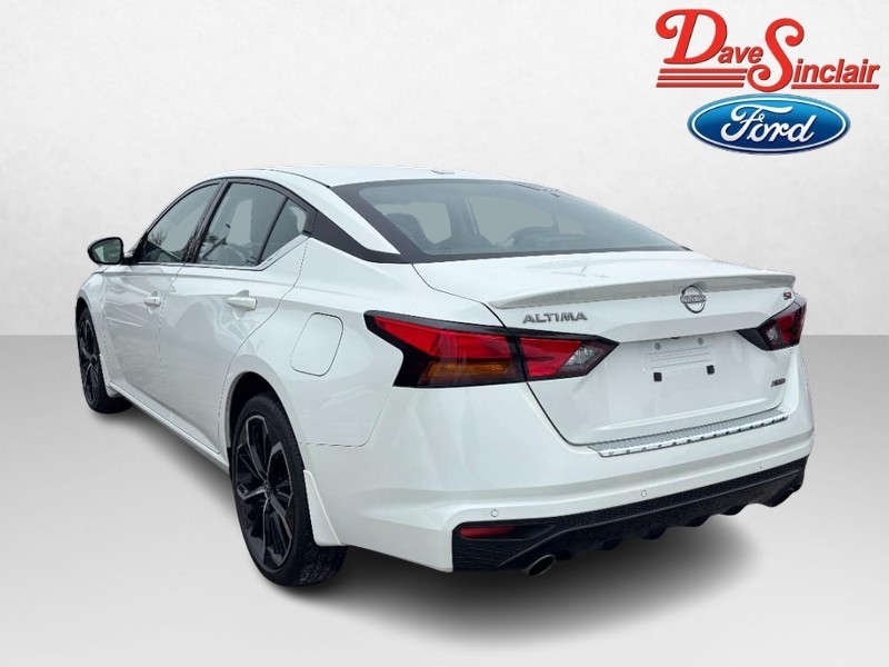 Nissan Altima Vehicle Full-screen Gallery Image 09