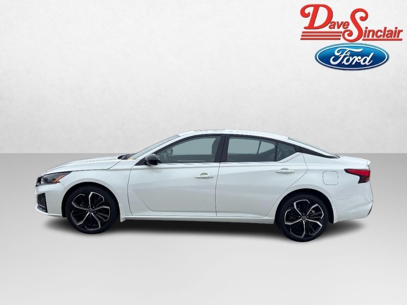 Nissan Altima Vehicle Full-screen Gallery Image 10