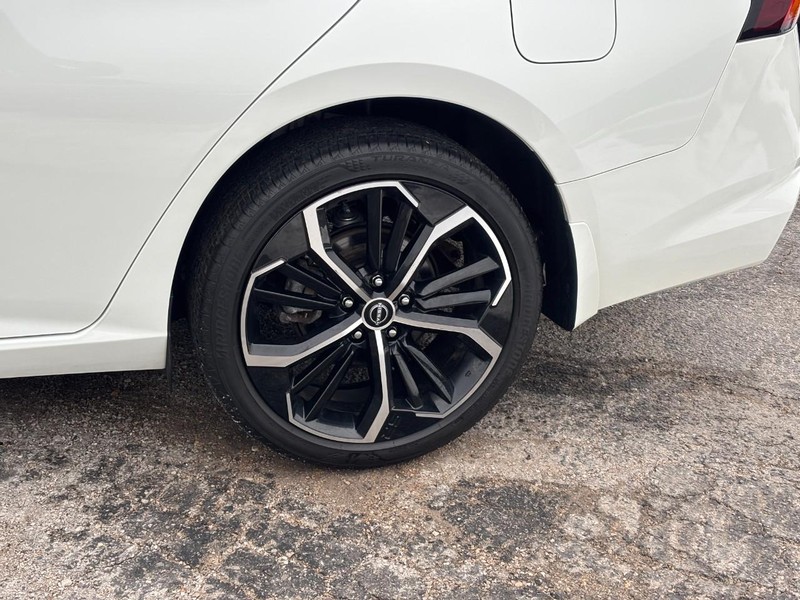 Nissan Altima Vehicle Full-screen Gallery Image 11